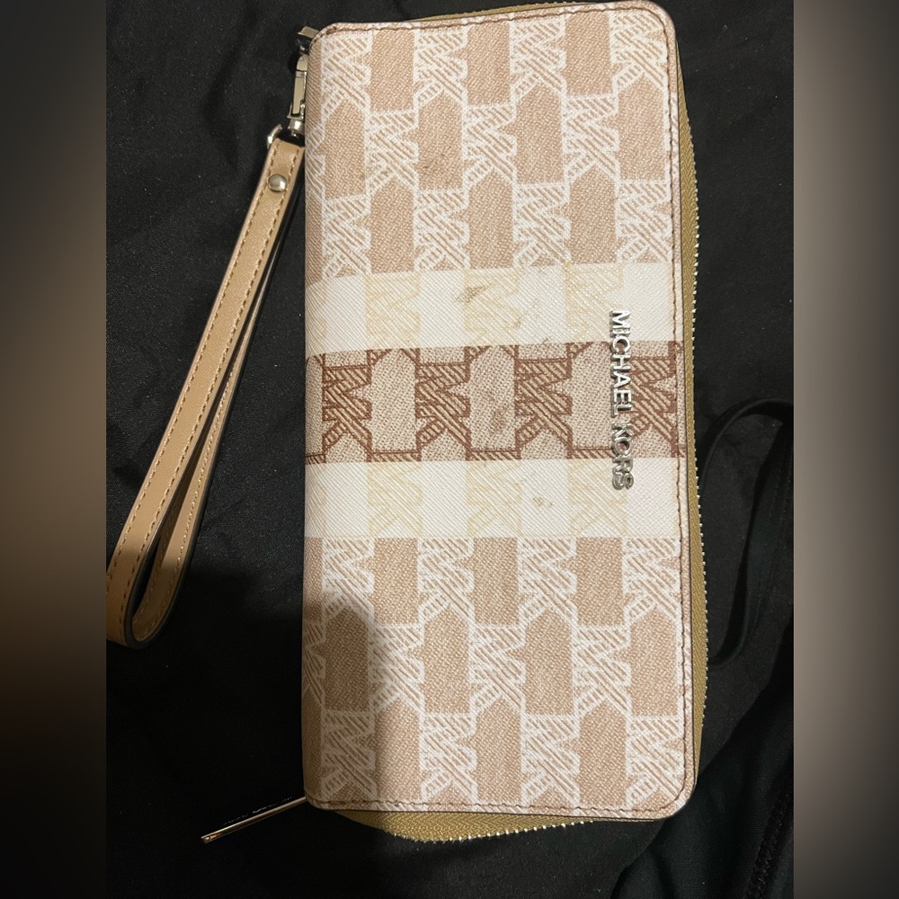 Michael Kors wallet Tan/white Never used light marks on front